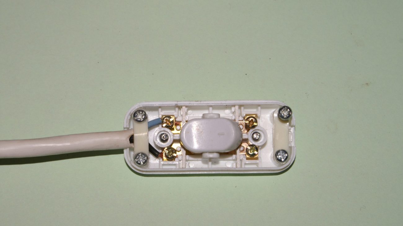 Interrupteur bi-polaire sur une lampe de chevet – Electroneutre