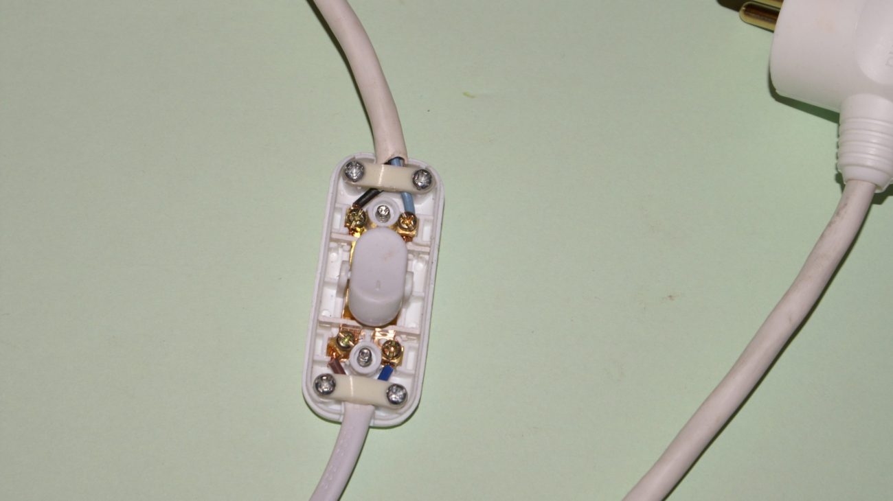 Interrupteur bi-polaire sur une lampe de chevet – Electroneutre